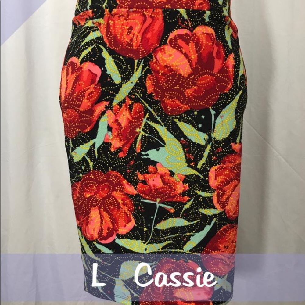 NWT LuLaRoe Large Black Floral Cassie